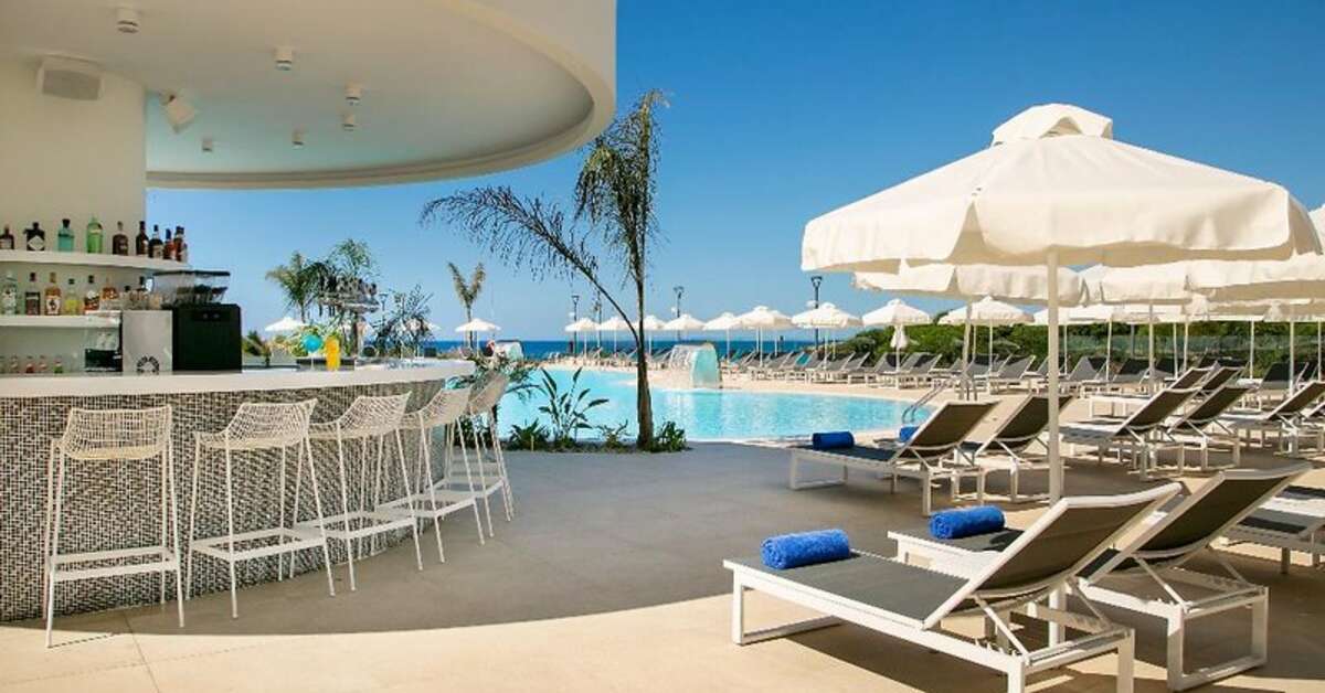 Een foto van het zwembad bij Nissi Beach Resort