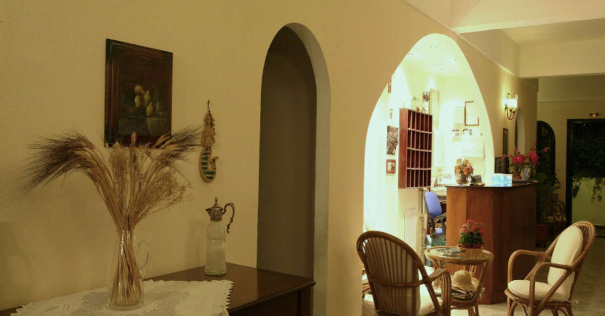 Een foto van het interieur van Alonakia Hotel