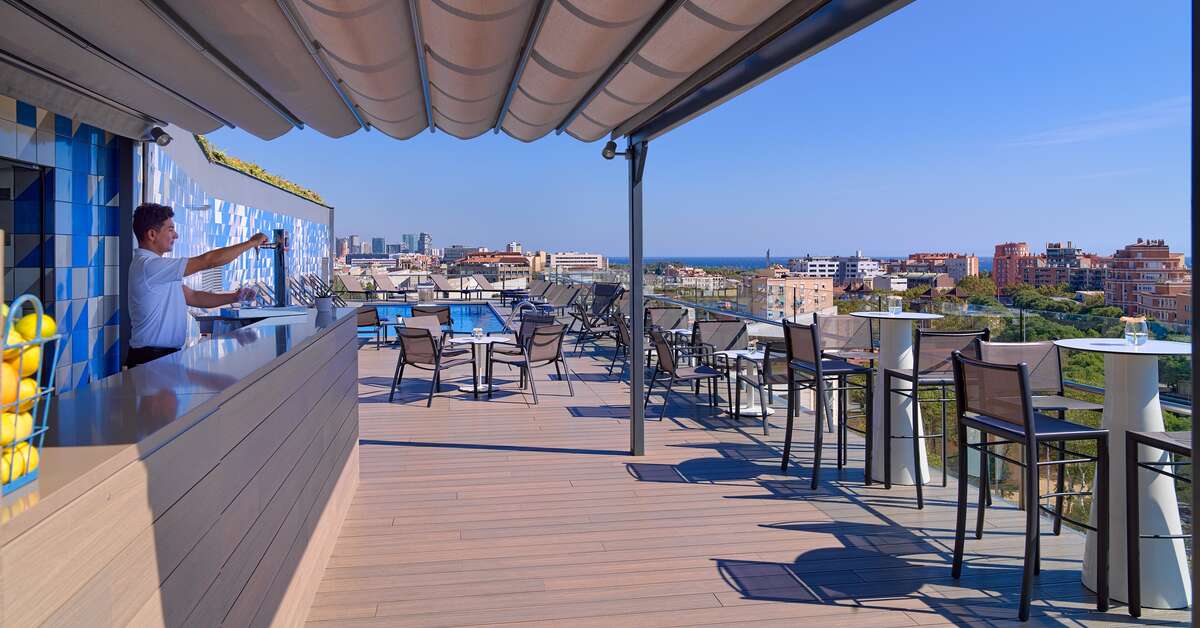 Een foto van het terras bij H10 Marina Barcelona