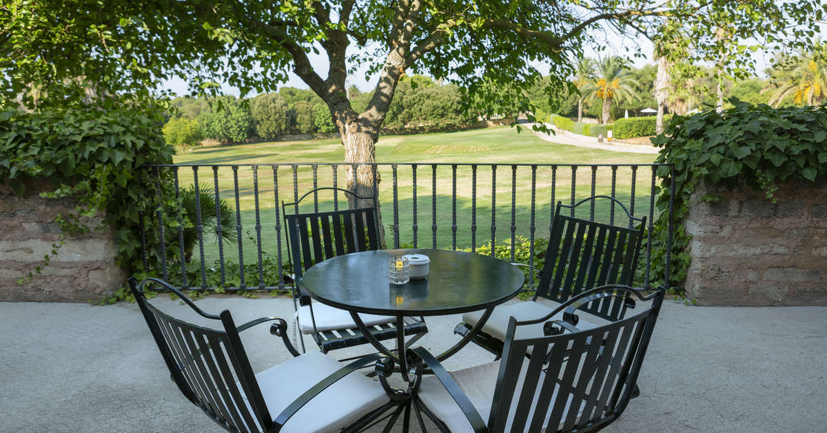 Een foto van het terras bij Casal Santa Eulalia