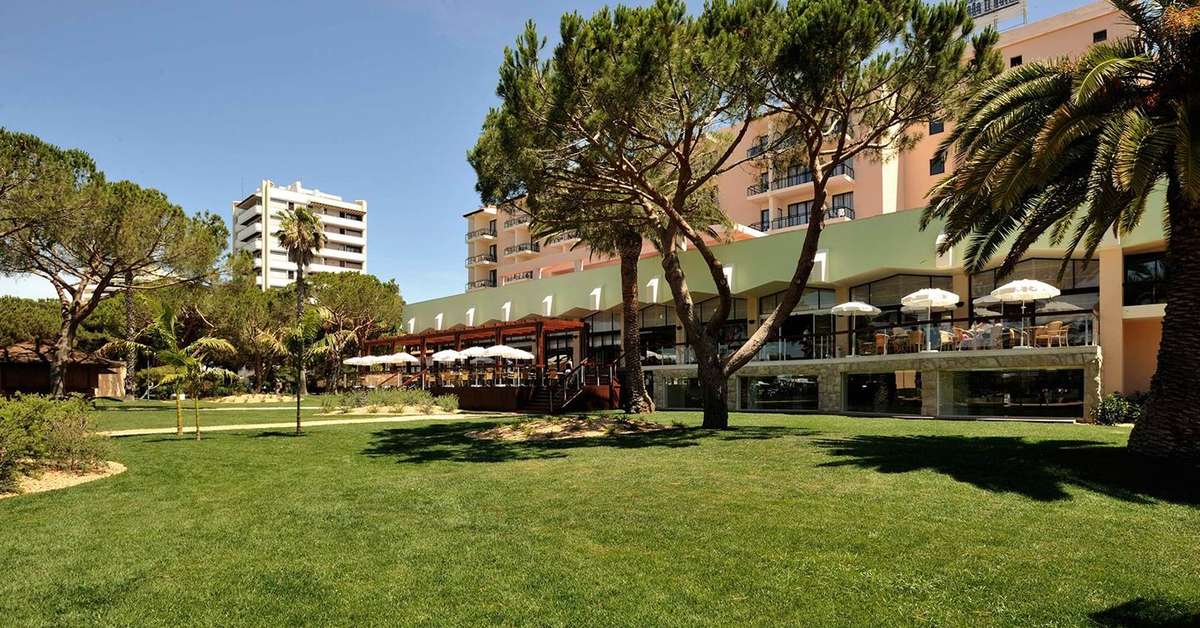 Ein Foto von der Außenansicht des Pestana Dom Joao II