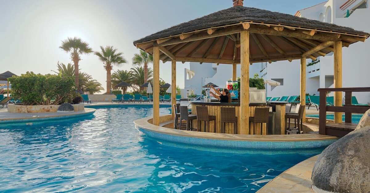 Een foto van het zwembad bij Regency Torviscas Appartementen & Suites