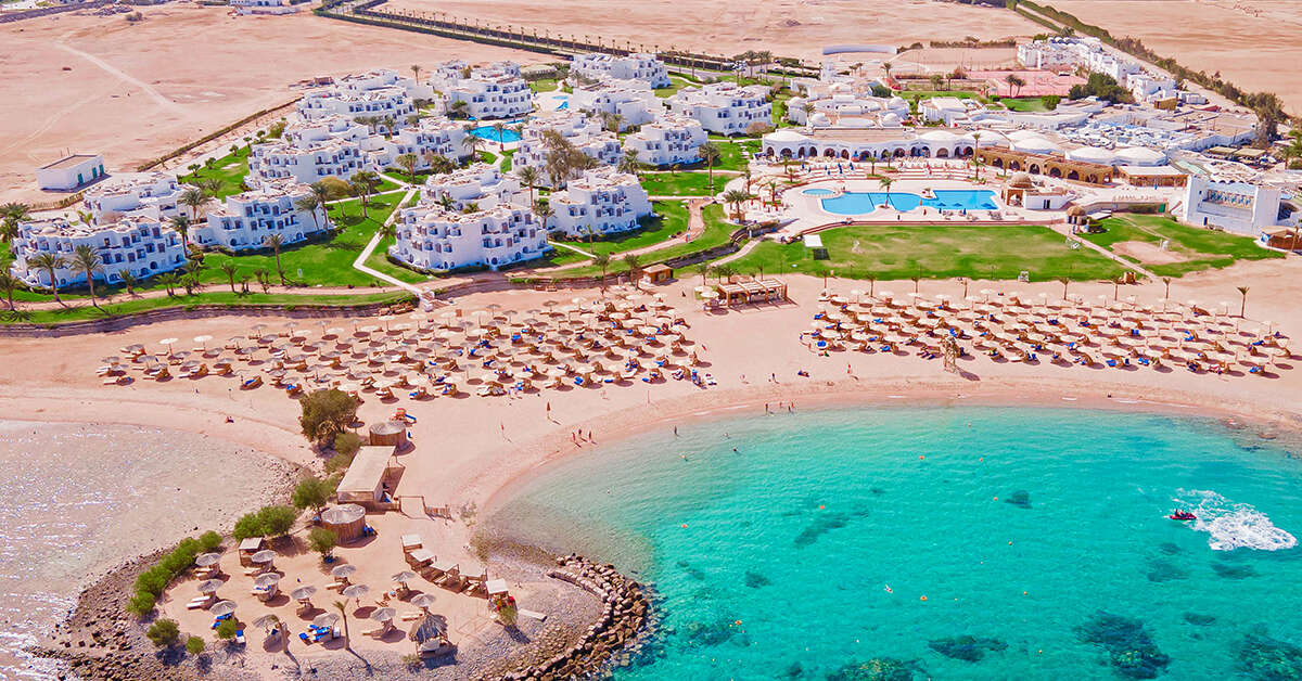 Een foto van het strand bij Mercure Hurghada Hotel