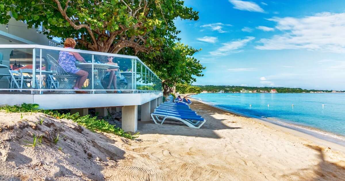 Een foto van het strand bij Travellers Beach Resort