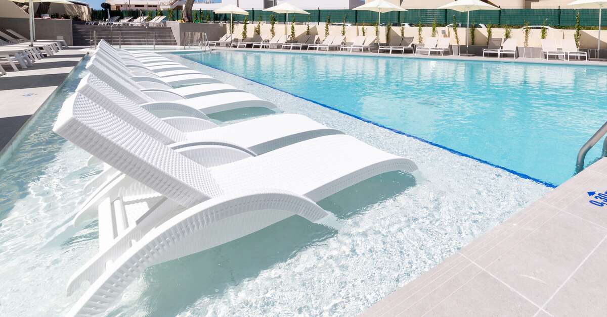 Ein Foto vom Pool im Reverence Life Hotel