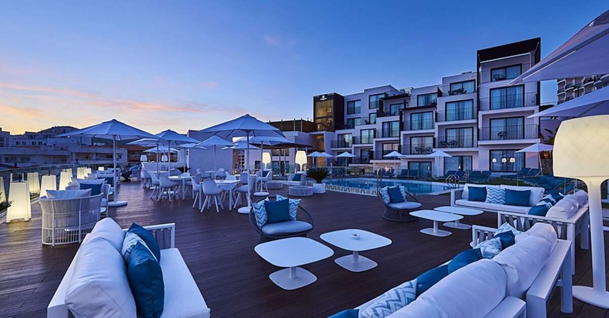Een foto van het terras bij Eurostars Ibiza