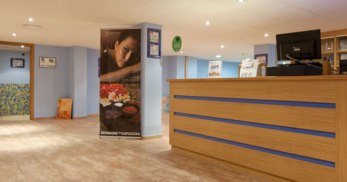 Een foto van het interieur van Playamarina Hotel