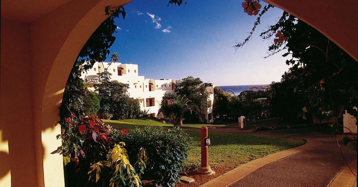 Een foto van het terras bij Robinson Club Esquinzo Playa