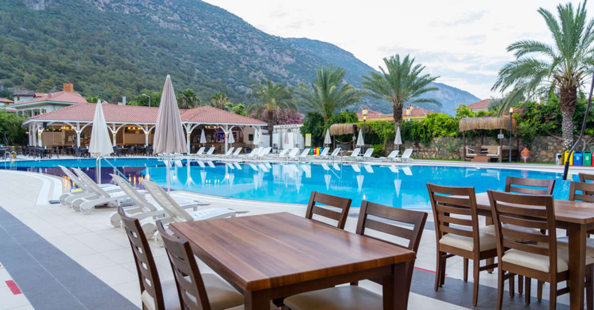 Een foto van het terras bij Montebello Resort
