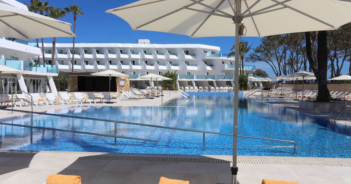 Een foto van het zwembad bij Iberostar Waves Playa de Muro