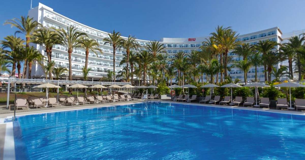 Een foto van het zwembad bij Riu Palace Palmeras