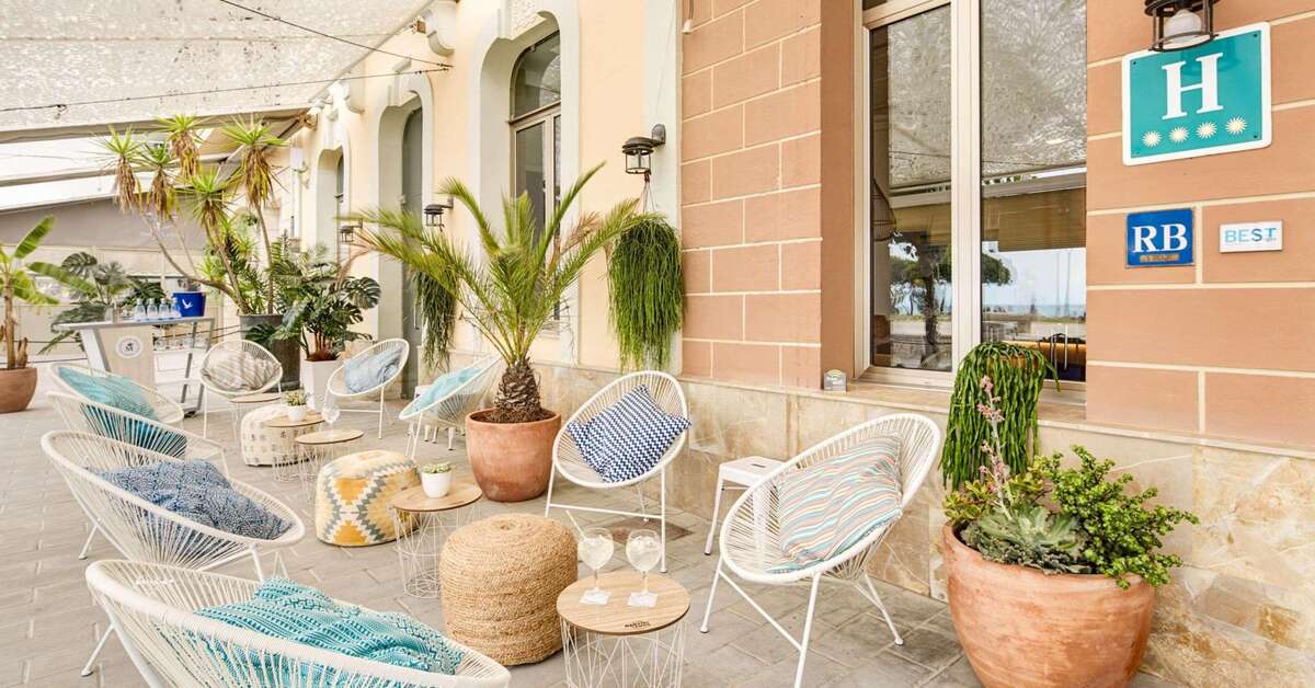 Een foto van het terras bij Sercotel Kalma Sitges