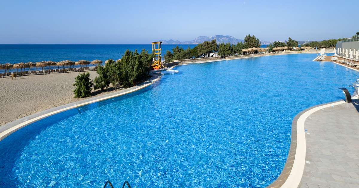 Een foto van het zwembad bij Blue Lagoon Village