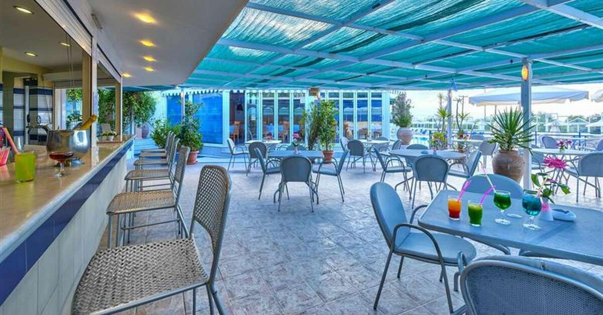 Een foto van het terras bij Rethymno Mare Royal