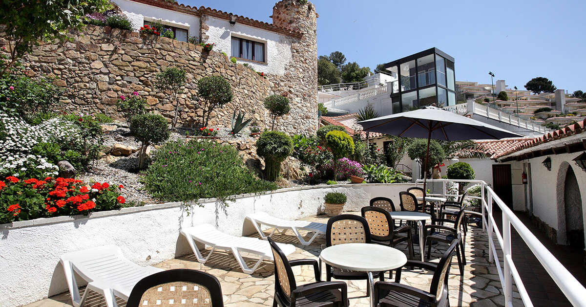 Een foto van het terras bij Hotel Don Juan Tossa