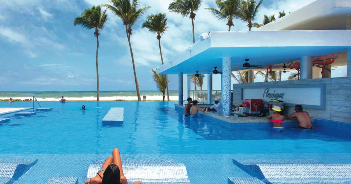 Een foto van het zwembad bij Riu Sri Lanka