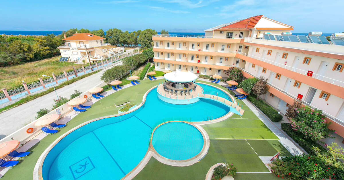Een foto van het zwembad bij Bayside Hotel Katsaras