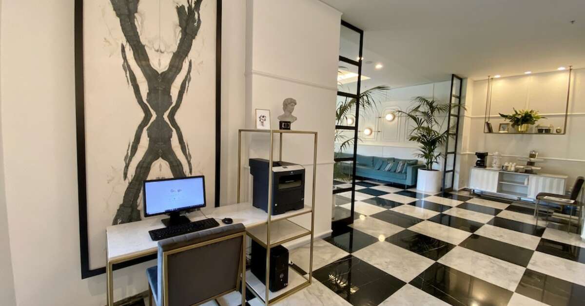 Een foto van het interieur van Akra V Hotel
