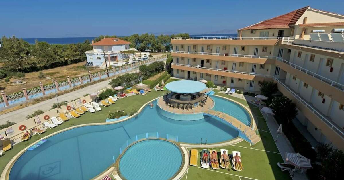 Een foto van het zwembad bij Bayside Hotel Katsaras
