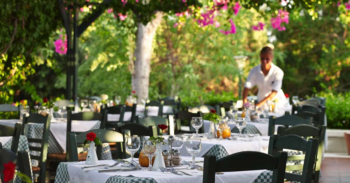 Een foto van het terras bij Mitsis Rodos Maris Resort & Spa
