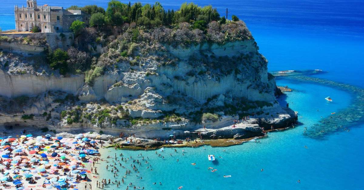 Een foto van het strand bij Appartementen Poggio di Tropea