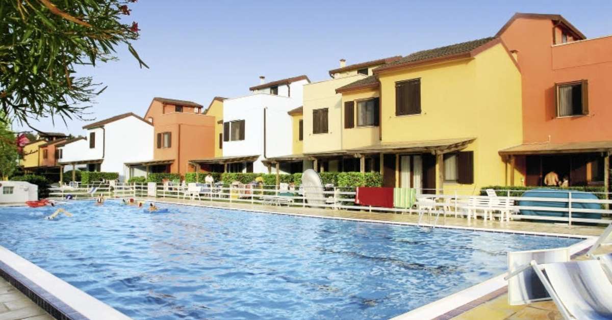 Een foto van het zwembad bij Vakantiepark Albarella