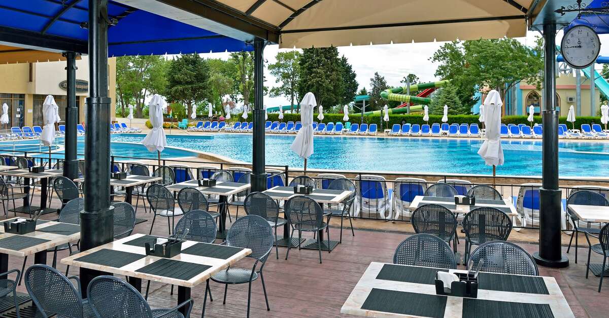 Een foto van het terras bij Sol Nessebar Bay & Mare Resort
