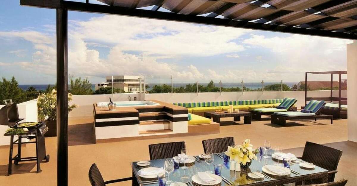 Een foto van het terras bij The Fives Beach Hotel & Residences