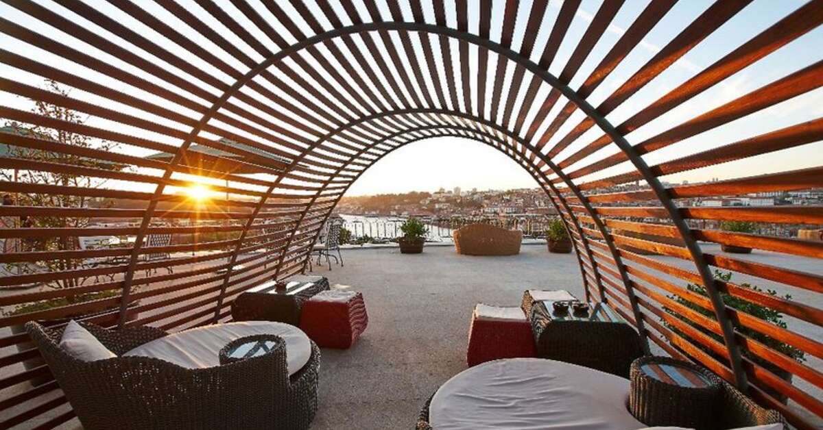 Een foto van het terras bij The Yeatman Hotel