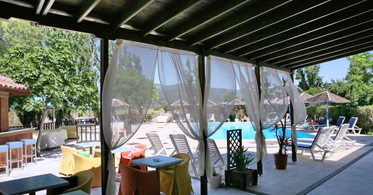Een foto van het terras bij Hotel Aegeon