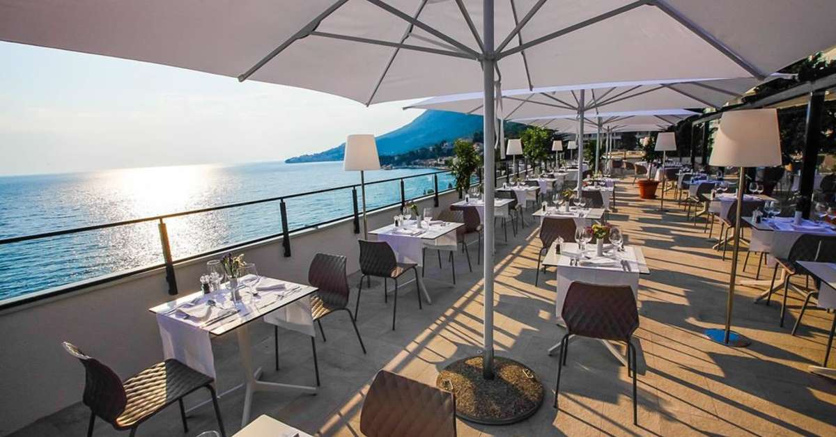 Een foto van het terras bij TUI Blue Adriatic Beach