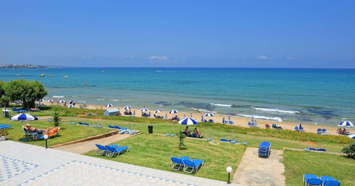 Ein Foto vom Strand beim Ariadne Beach Hotel