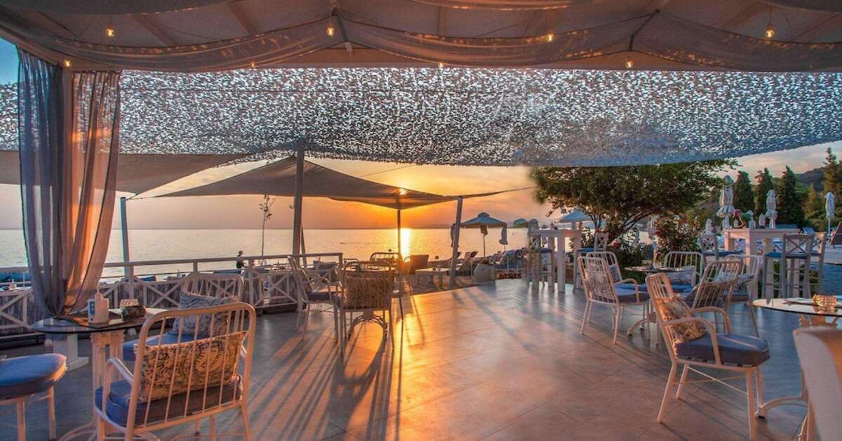 Een foto van het terras bij Acrotel Lily Ann Boutique Hotel