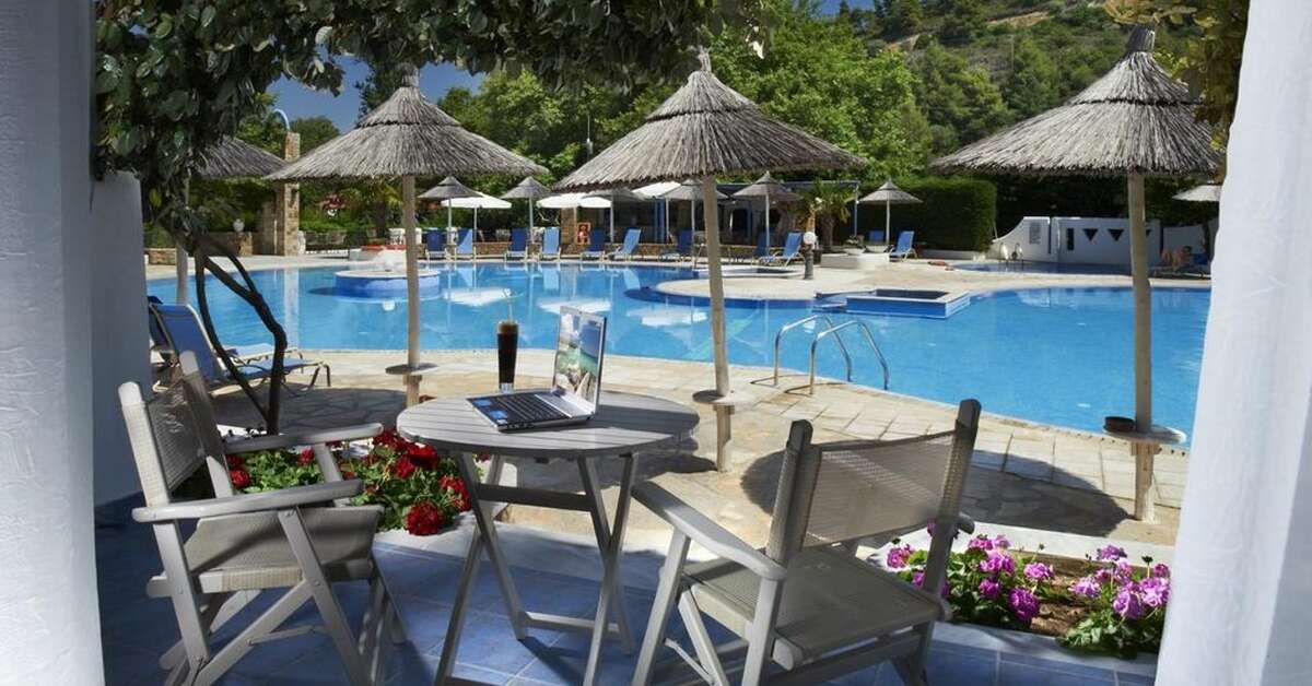 Een foto van het zwembad bij Acrotel Athena Pallas