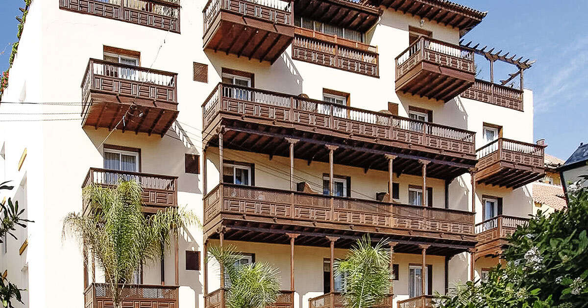 Een foto van de buitenkant van Hotel Monopol