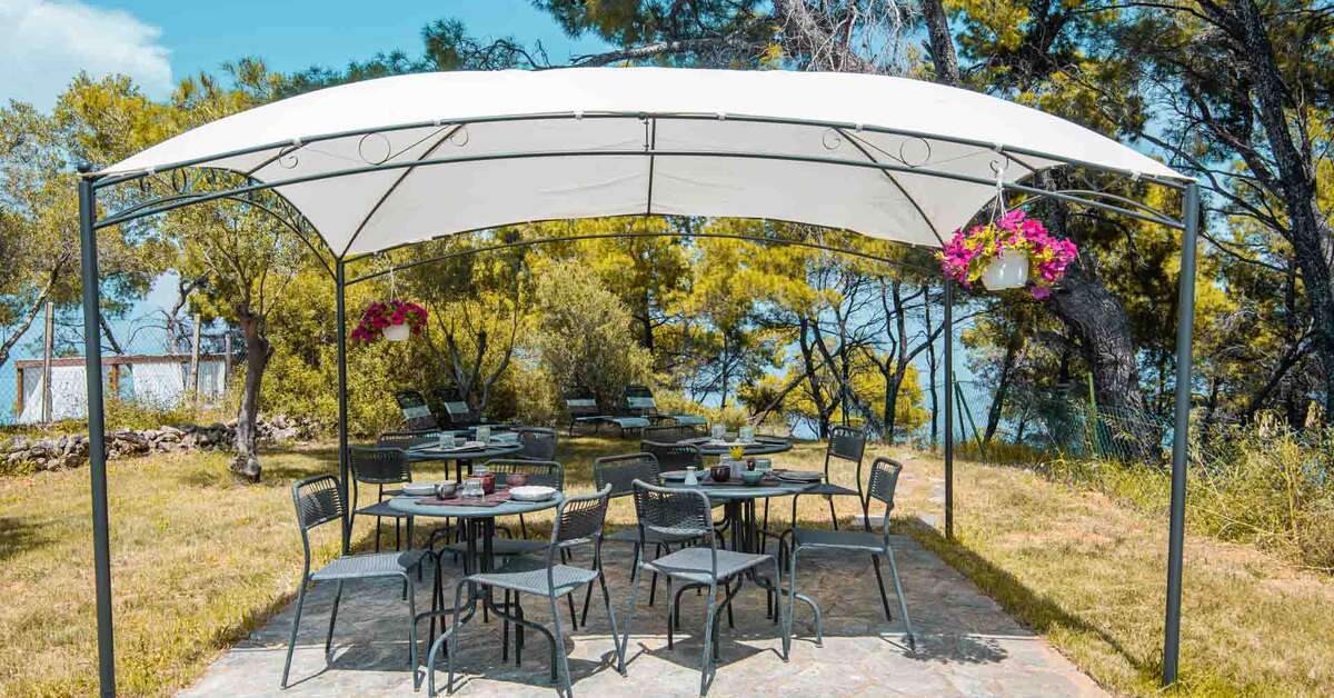 Een foto van het terras bij Pefkon Boutique Hotel