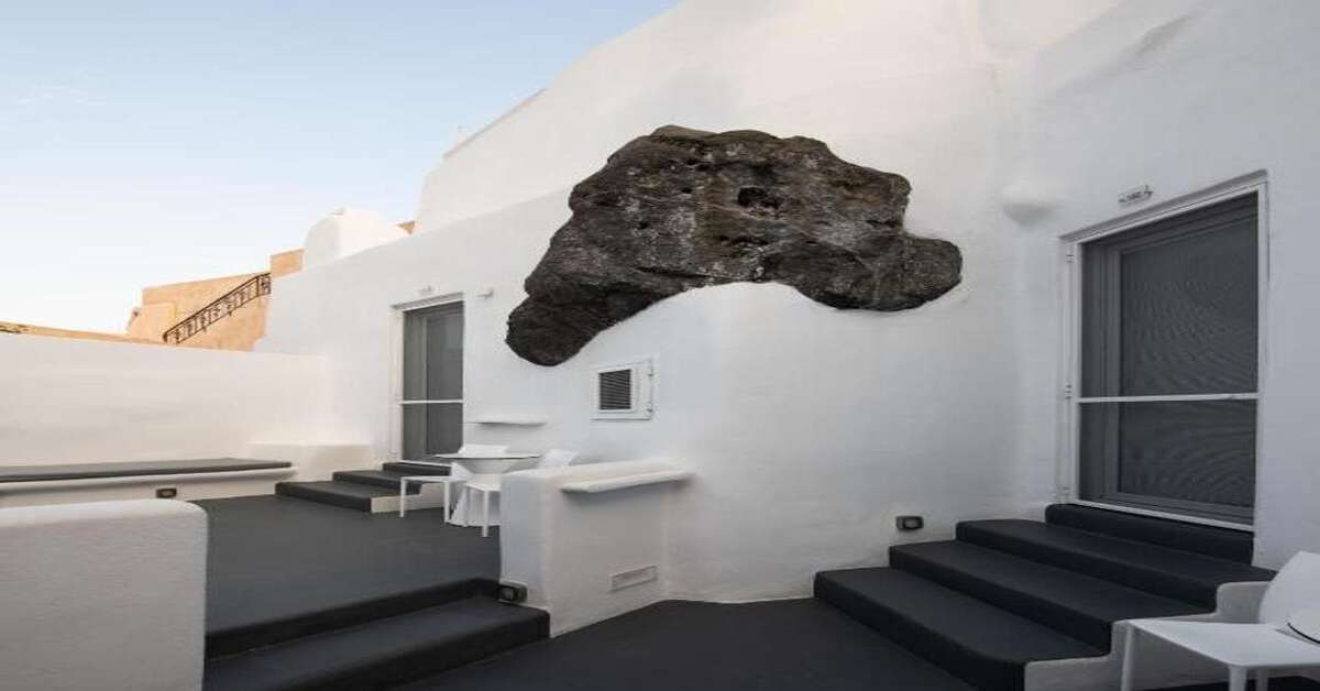 Een foto van de buitenkant van White Concept Caves