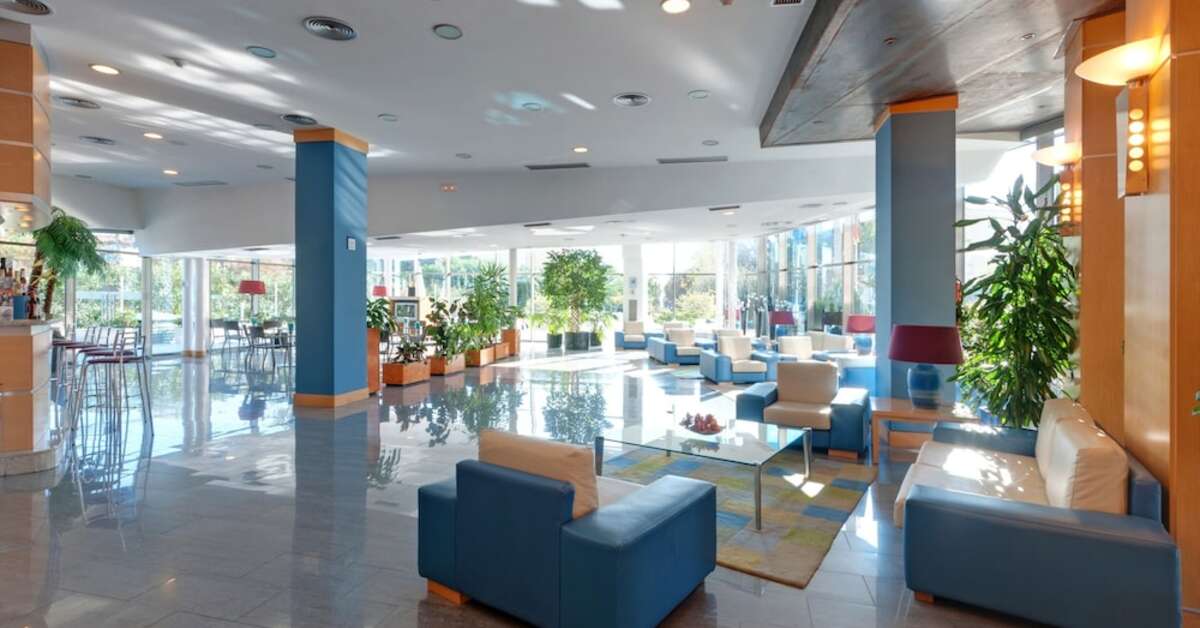 Een foto van het interieur van Sol Port Cambrils Hotel