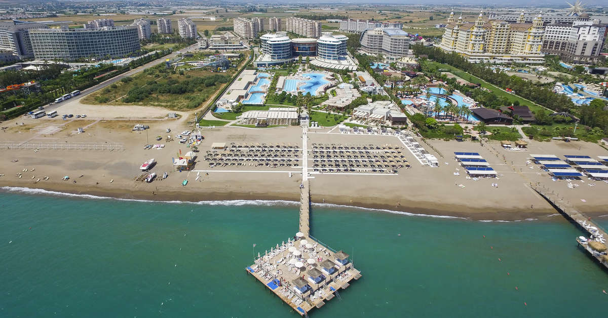 Een foto van de buitenkant van Hotel Baia Lara