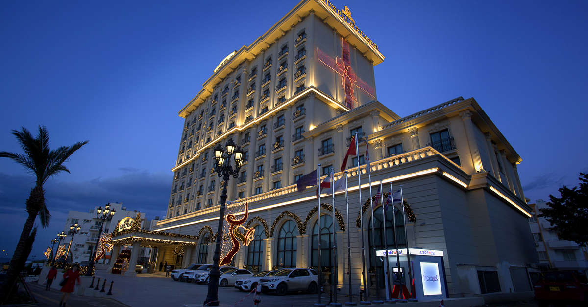 Ein Foto von der Außenansicht des Lord's Palace Hotel