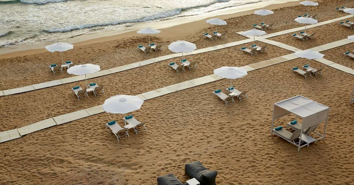 Een foto van het strand bij Pelekas Monastery