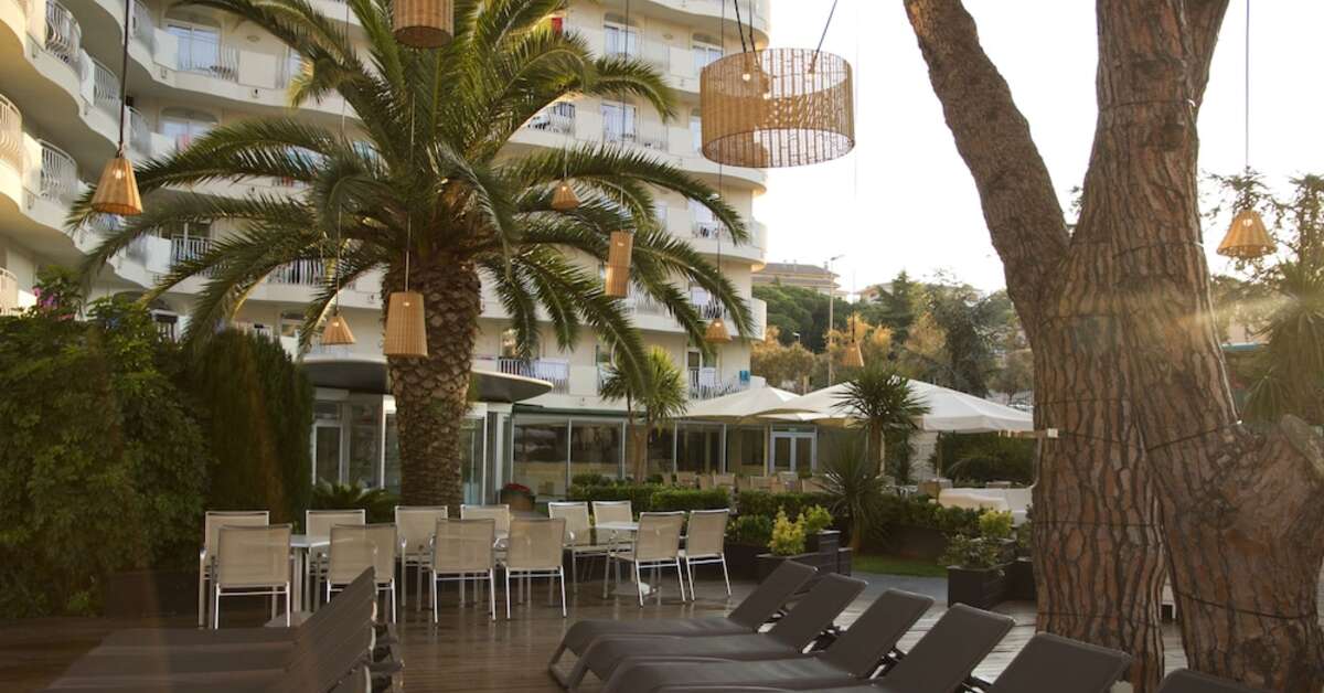 Een foto van het terras bij Alegria Fenals Mar