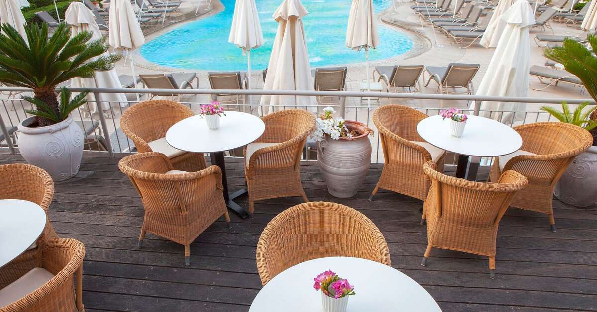 Een foto van het terras bij The King Jason Paphos