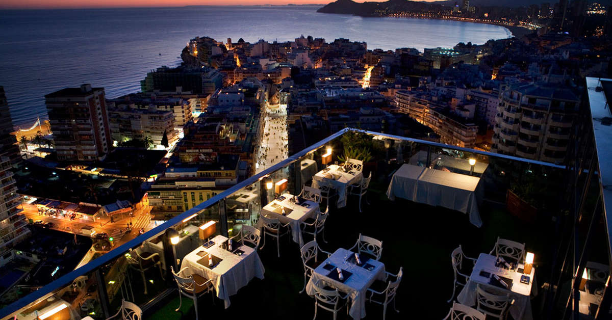 Een foto van het terras bij Hotel Madeira Centro