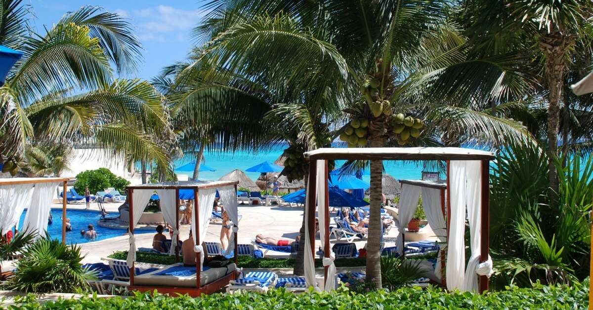 Een foto van het terras bij The Reef Playacar Resort