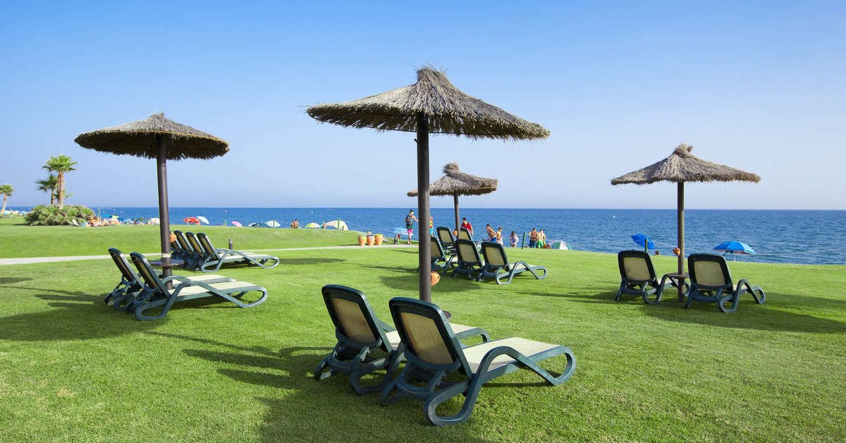 Een foto van het terras bij Impressive Playa Granada Golf