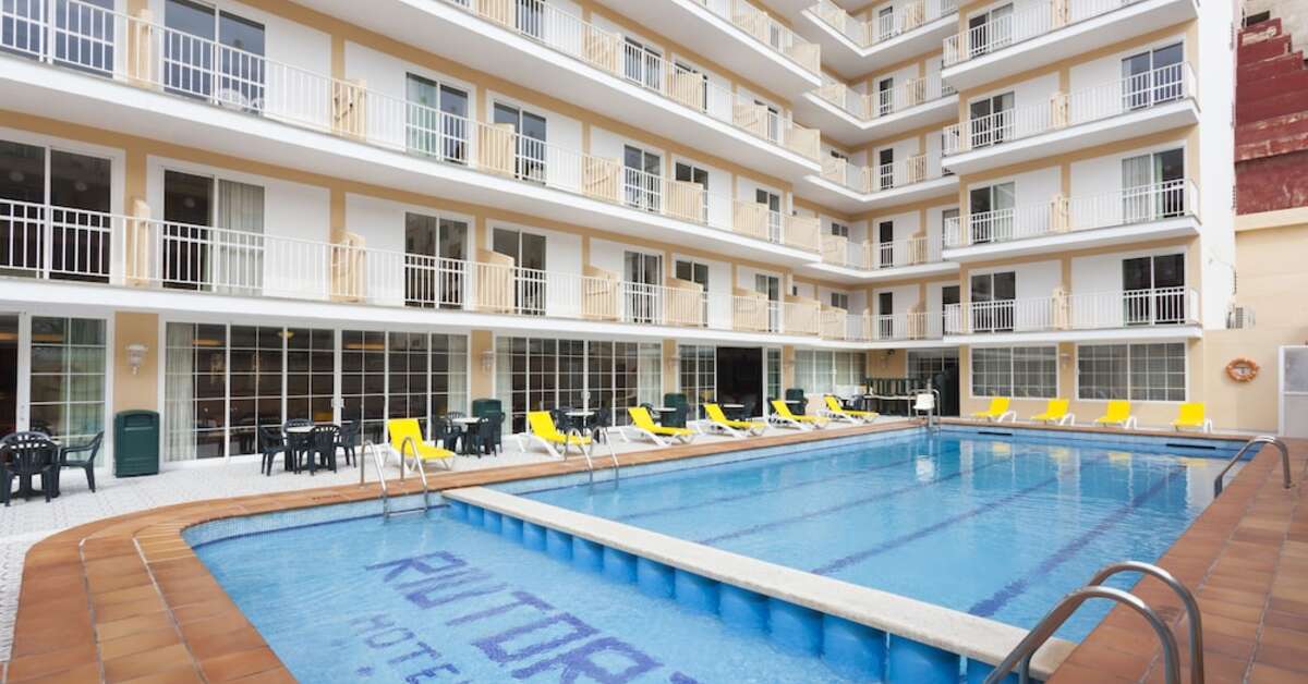 Een foto van het zwembad bij Hotel Riutort