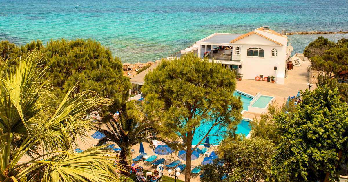 Een foto van het zwembad bij Alexandra Beach Resort