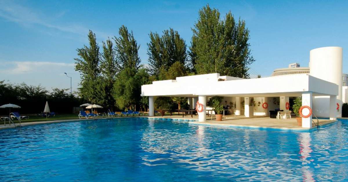 Ein Foto vom Pool im Barcelo Sevilla Renacimiento