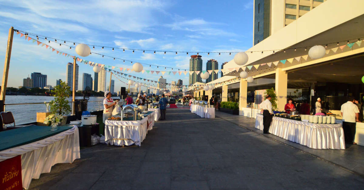 Een foto van het terras bij Ramada Plaza by Wyndham Bangkok Menam Riverside